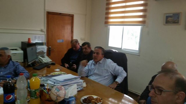 جلسة عمل في مكتب رئيس البلدية عادل بدير ومدراء المدارس مع السلطه الوطنية للامان على الطرق .